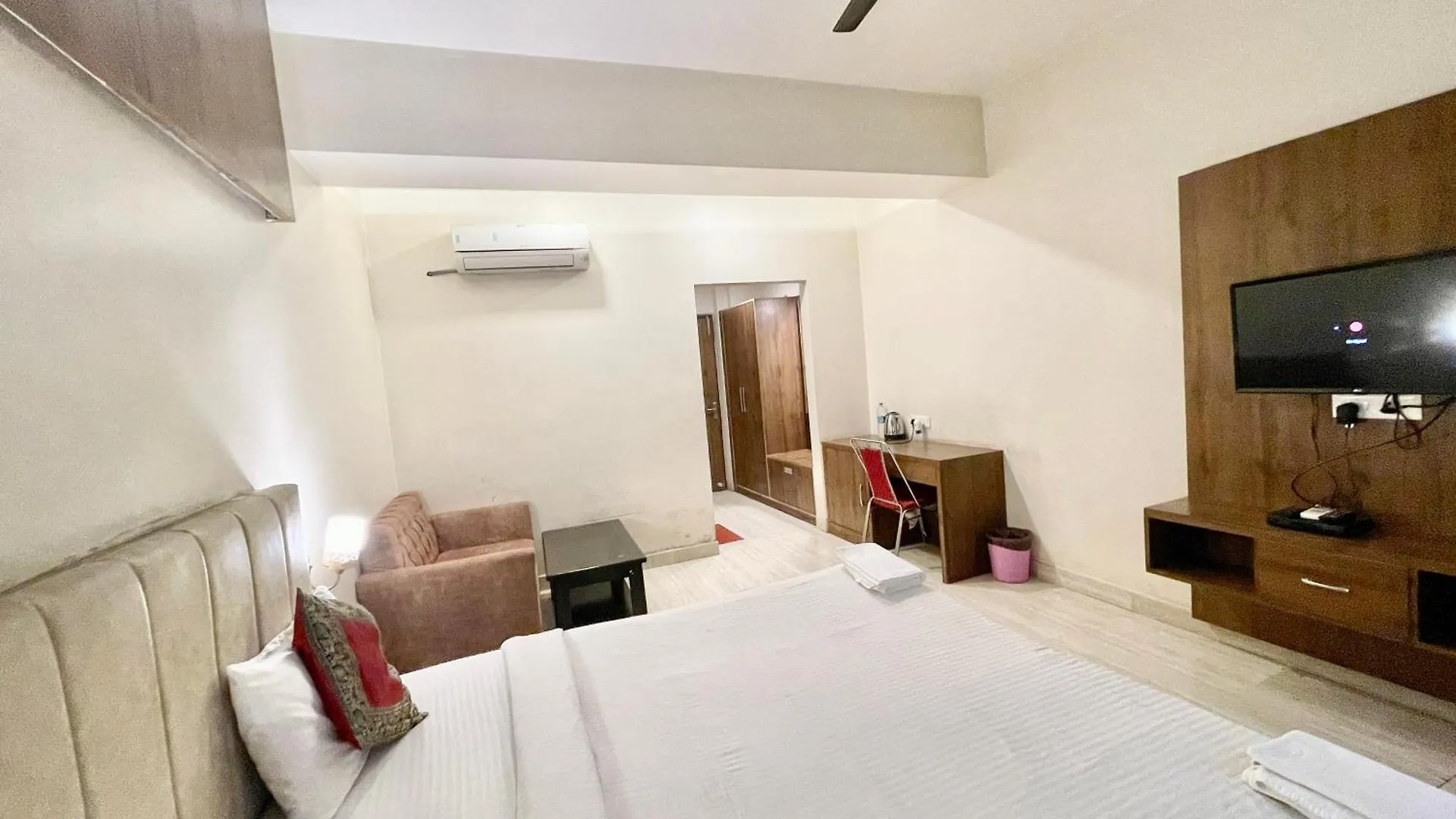 Hotel Rudraksh ! Varanasi ! होटल रुद्राक्ष - హోటల్ రుద్రాక్ష్ Fully-Air-Conditioned Hotel At Prime Location With Parking Availability, Near Kashi Vishwanath Temple, And Ganga Ghat 3