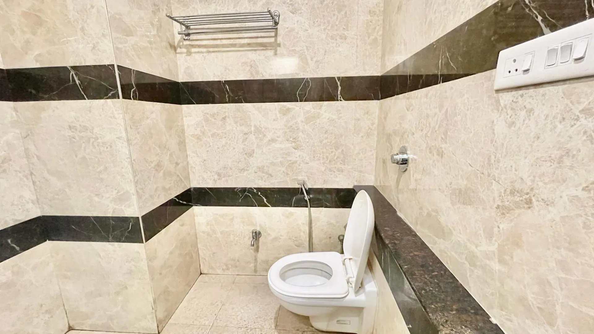Hotel Rudraksh ! Varanasi ! होटल रुद्राक्ष - హోటల్ రుద్రాక్ష్ Fully-Air-Conditioned Hotel At Prime Location With Parking Availability, Near Kashi Vishwanath Temple, And Ganga Ghat 3