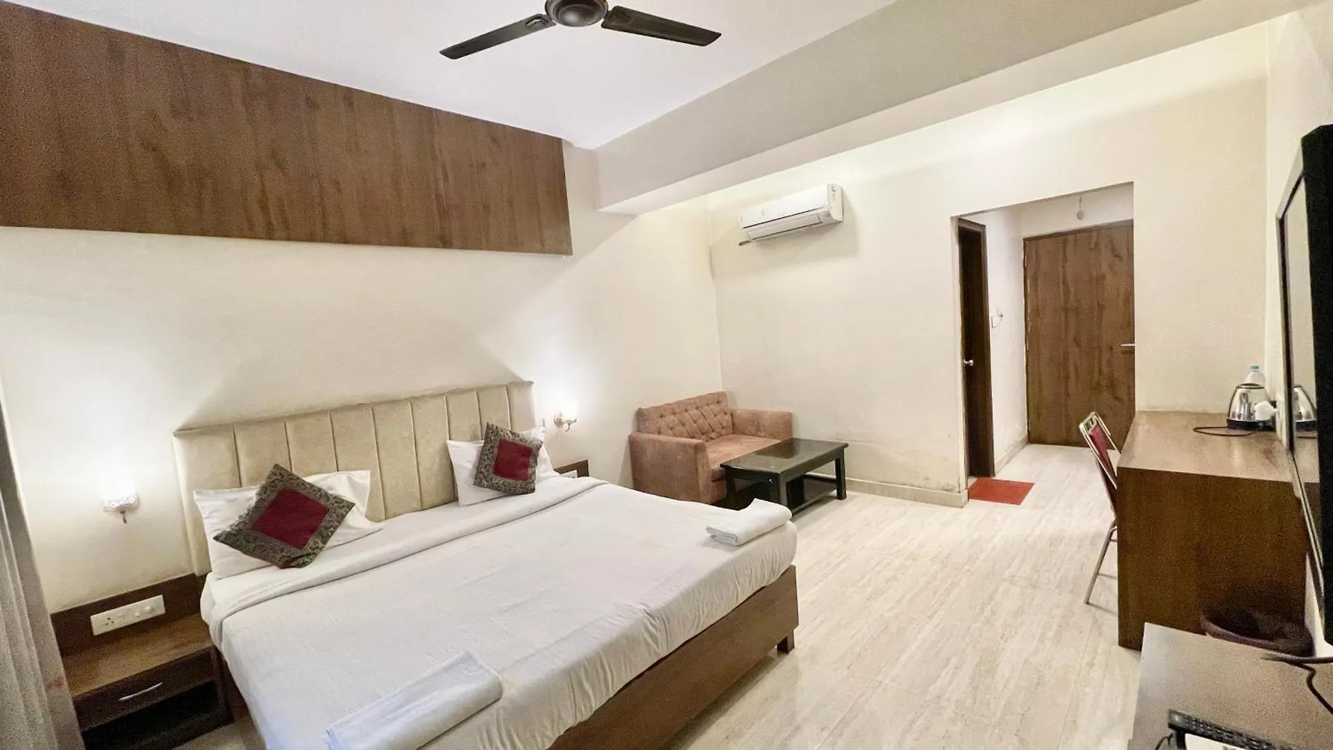 Hotel Rudraksh ! Varanasi ! होटल रुद्राक्ष - హోటల్ రుద్రాక్ష్ Fully-Air-Conditioned Hotel At Prime Location With Parking Availability, Near Kashi Vishwanath Temple, And Ganga Ghat 3