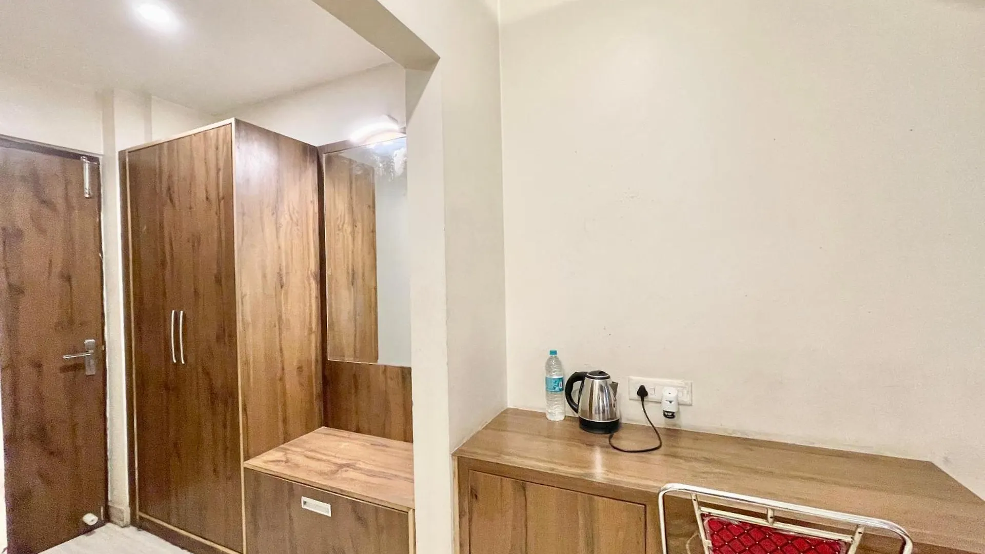 Hotel Rudraksh ! Varanasi ! होटल रुद्राक्ष - హోటల్ రుద్రాక్ష్ Fully-Air-Conditioned Hotel At Prime Location With Parking Availability, Near Kashi Vishwanath Temple, And Ganga Ghat 3