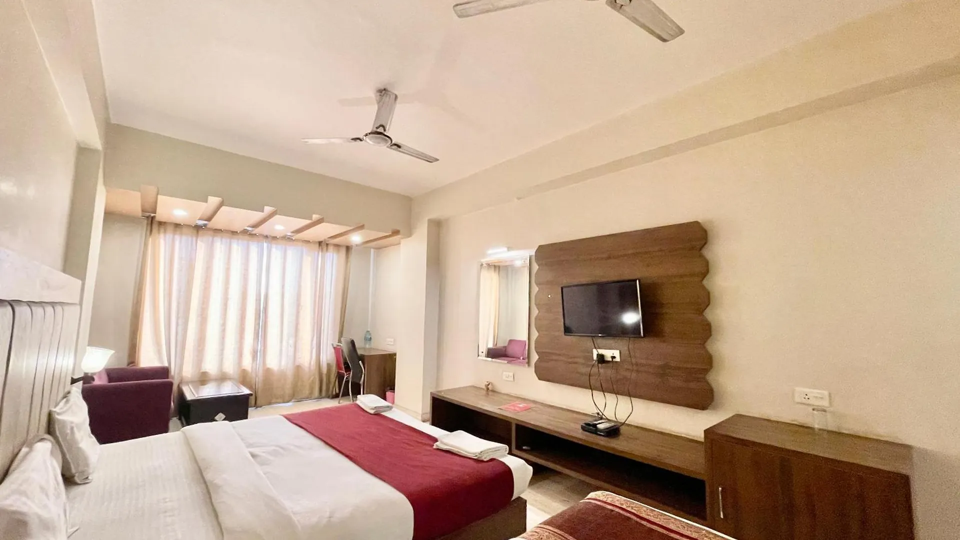 Hotel Rudraksh ! Varanasi ! होटल रुद्राक्ष - హోటల్ రుద్రాక్ష్ Fully-Air-Conditioned Hotel At Prime Location With Parking Availability, Near Kashi Vishwanath Temple, And Ganga Ghat 3