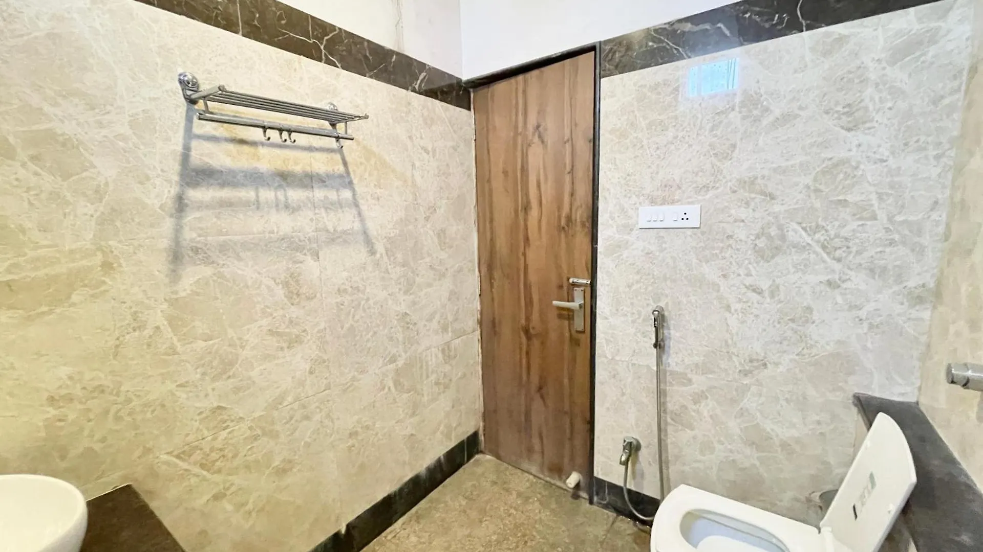 Hotel Rudraksh ! Varanasi ! होटल रुद्राक्ष - హోటల్ రుద్రాక్ష్ Fully-Air-Conditioned Hotel At Prime Location With Parking Availability, Near Kashi Vishwanath Temple, And Ganga Ghat 3