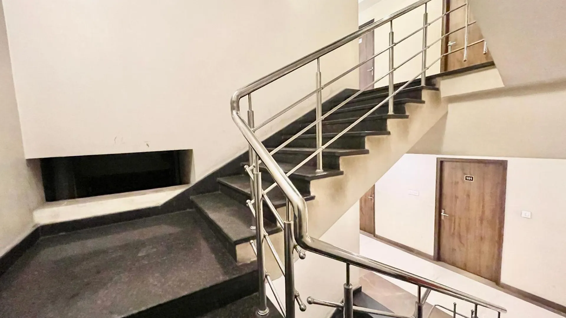 Hotel Rudraksh ! Varanasi ! होटल रुद्राक्ष - హోటల్ రుద్రాక్ష్ Fully-Air-Conditioned Hotel At Prime Location With Parking Availability, Near Kashi Vishwanath Temple, And Ganga Ghat 3