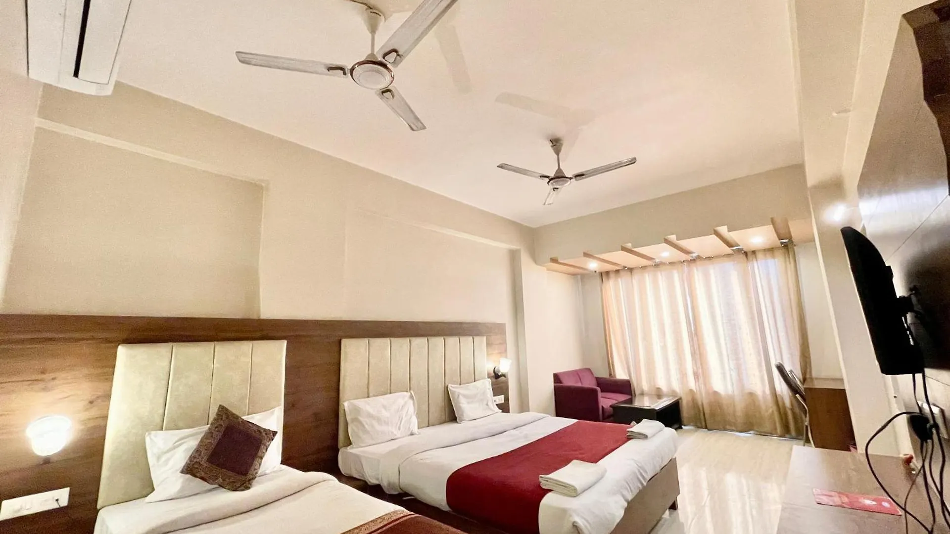 Hotel Rudraksh ! Varanasi ! होटल रुद्राक्ष - హోటల్ రుద్రాక్ష్ Fully-Air-Conditioned Hotel At Prime Location With Parking Availability, Near Kashi Vishwanath Temple, And Ganga Ghat 3