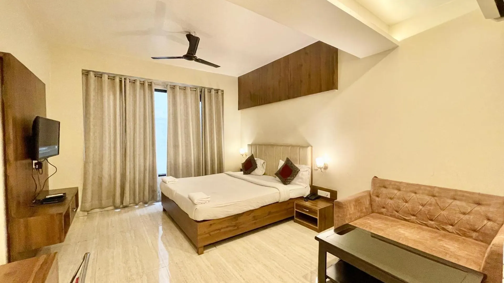 Hotel Rudraksh ! Varanasi ! होटल रुद्राक्ष - హోటల్ రుద్రాక్ష్ Fully-Air-Conditioned Hotel At Prime Location With Parking Availability, Near Kashi Vishwanath Temple, And Ganga Ghat 3
