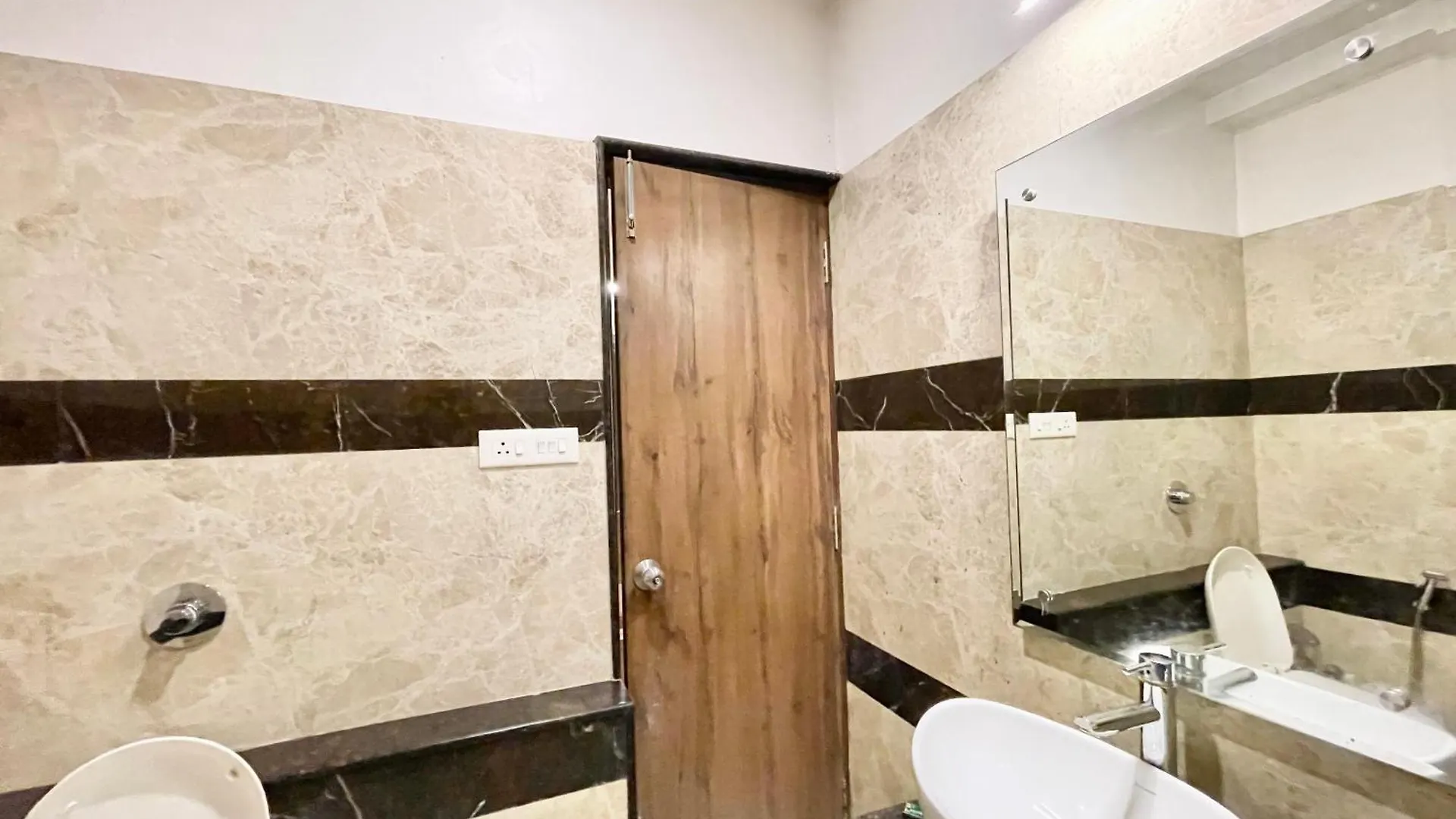 Hotel Rudraksh ! Varanasi ! होटल रुद्राक्ष - హోటల్ రుద్రాక్ష్ Fully-Air-Conditioned Hotel At Prime Location With Parking Availability, Near Kashi Vishwanath Temple, And Ganga Ghat 3 4*,