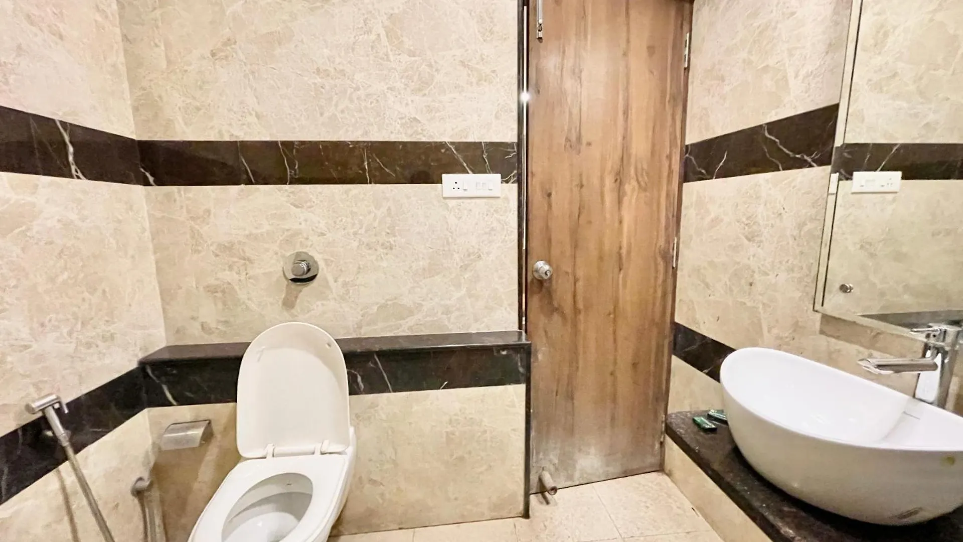 Hotel Rudraksh ! Varanasi ! होटल रुद्राक्ष - హోటల్ రుద్రాక్ష్ Fully-Air-Conditioned Hotel At Prime Location With Parking Availability, Near Kashi Vishwanath Temple, And Ganga Ghat 3