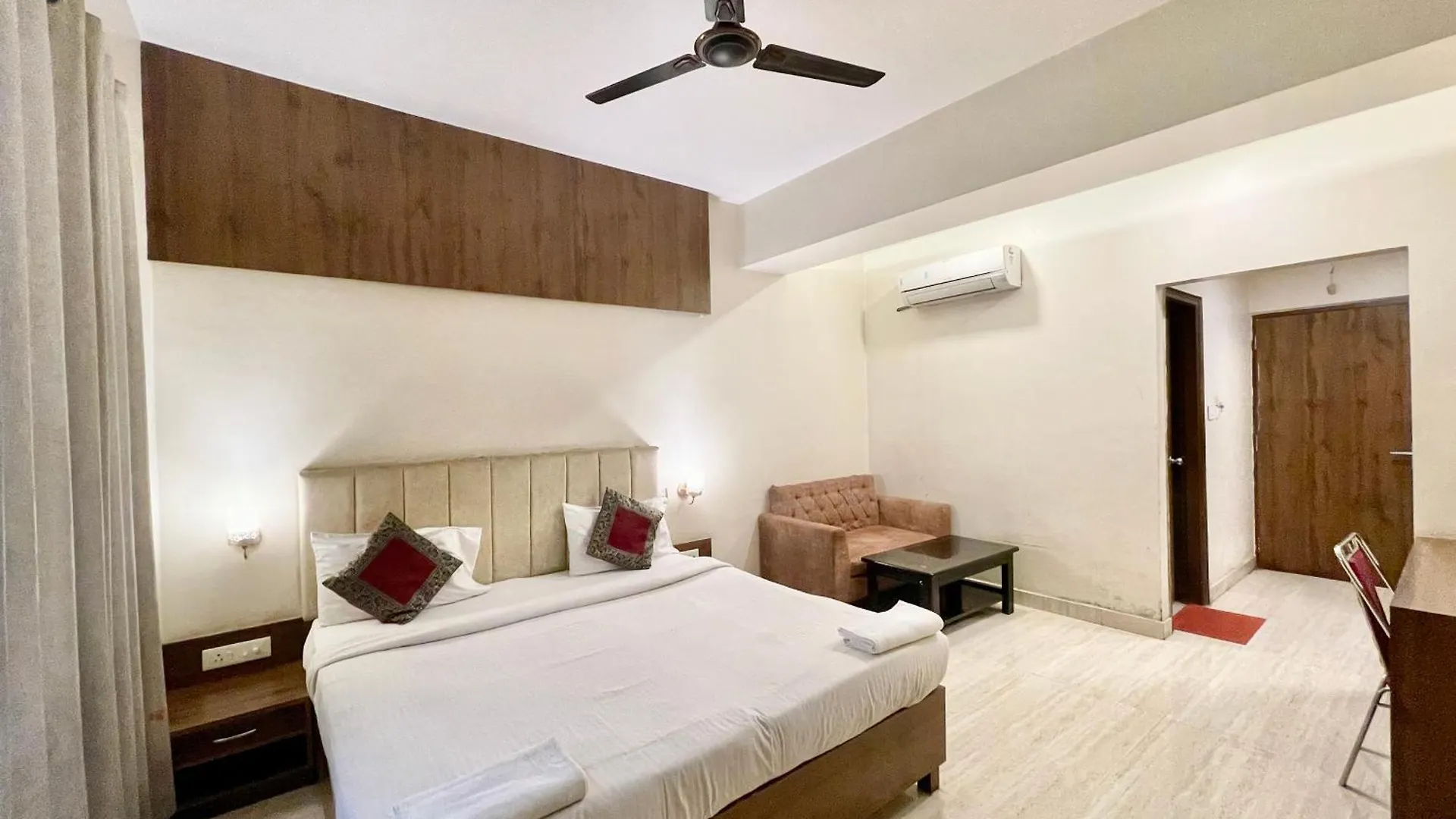 Hotel Rudraksh ! Varanasi ! होटल रुद्राक्ष - హోటల్ రుద్రాక్ష్ Fully-Air-Conditioned Hotel At Prime Location With Parking Availability, Near Kashi Vishwanath Temple, And Ganga Ghat 3 4*,