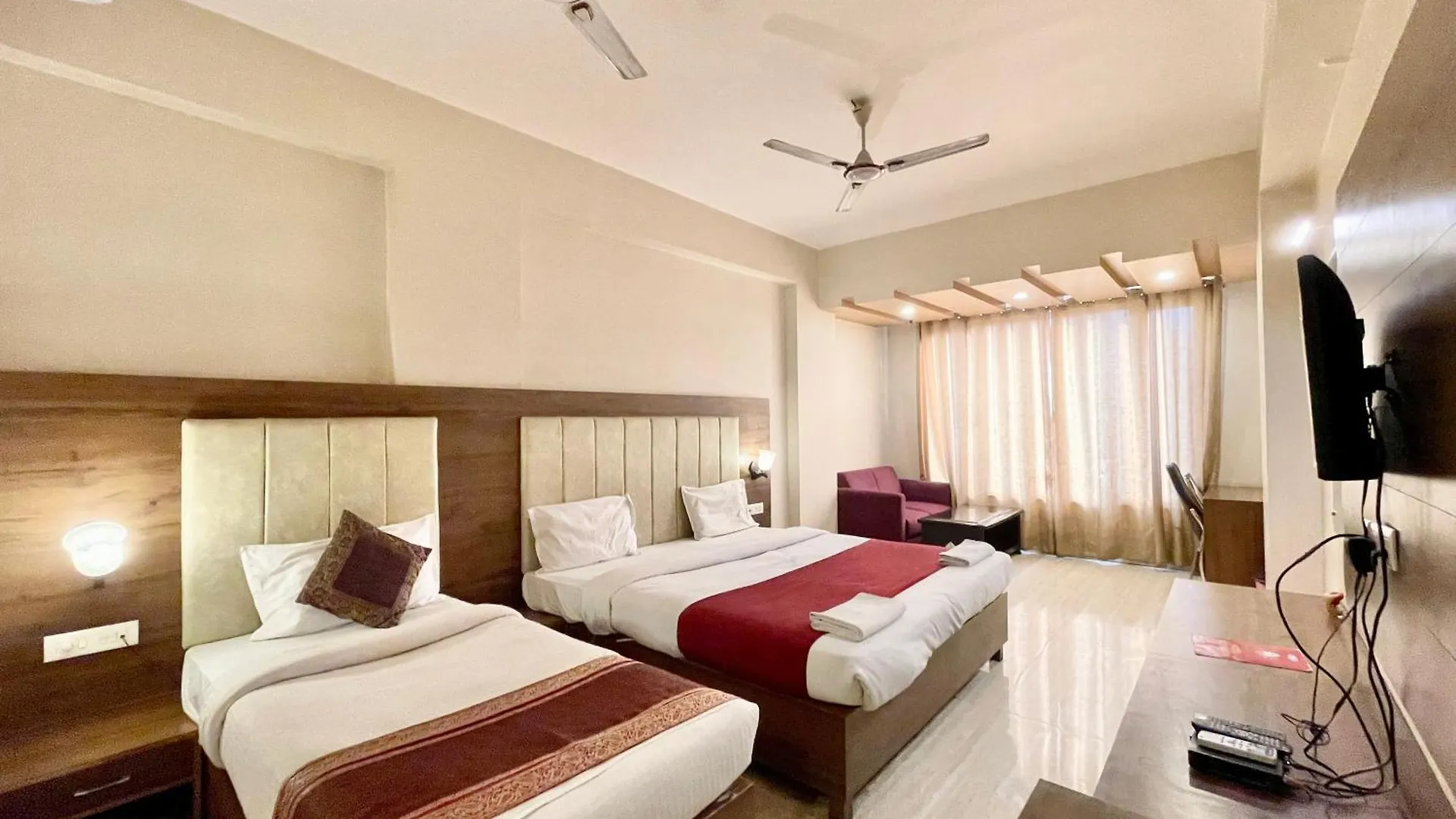 Hotel Rudraksh ! Varanasi ! होटल रुद्राक्ष - హోటల్ రుద్రాక్ష్ Fully-Air-Conditioned Hotel At Prime Location With Parking Availability, Near Kashi Vishwanath Temple, And Ganga Ghat 3の連絡先