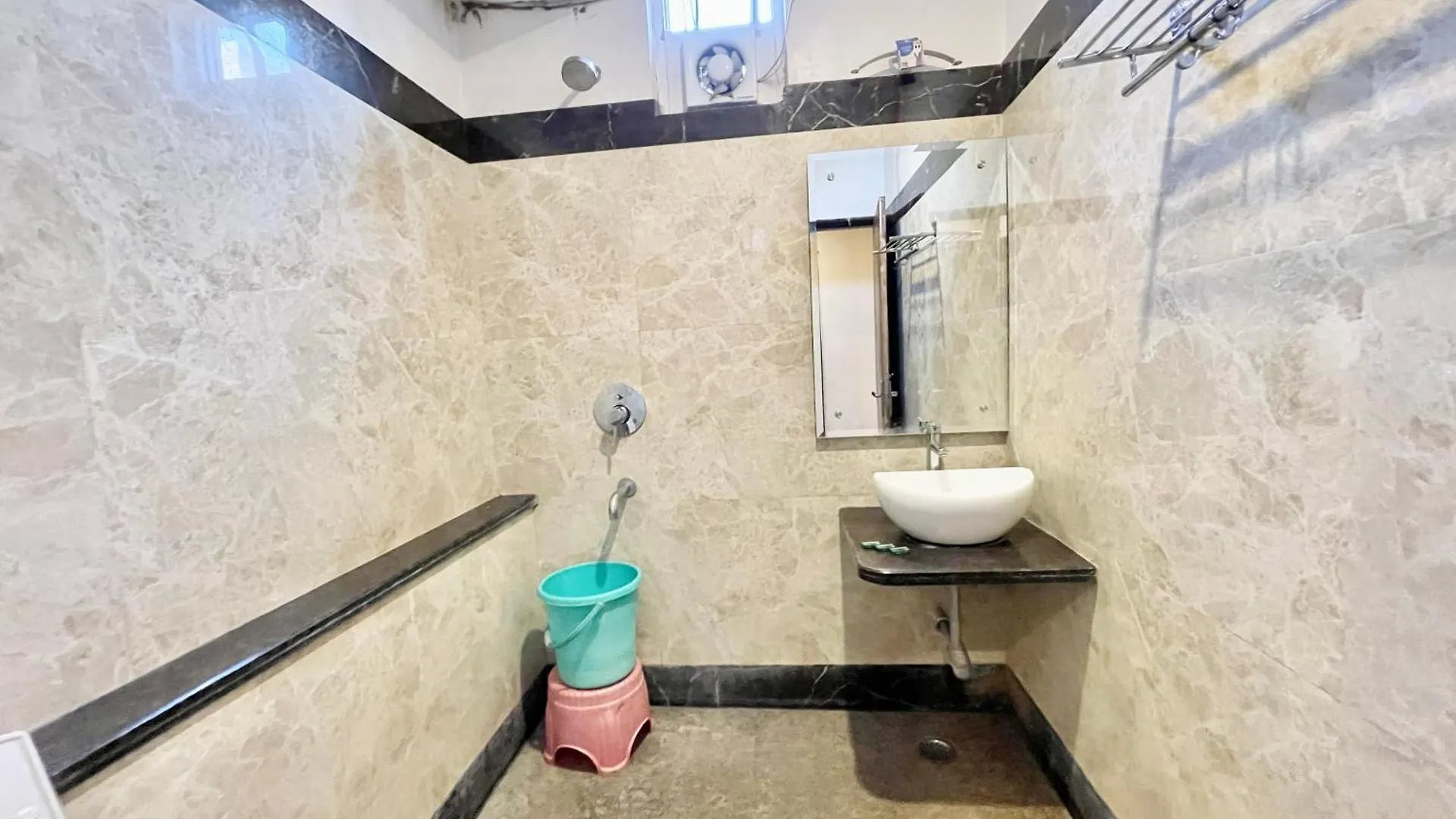 Hotel Rudraksh ! Varanasi ! होटल रुद्राक्ष - హోటల్ రుద్రాక్ష్ Fully-Air-Conditioned Hotel At Prime Location With Parking Availability, Near Kashi Vishwanath Temple, And Ganga Ghat 3 4*,  インド