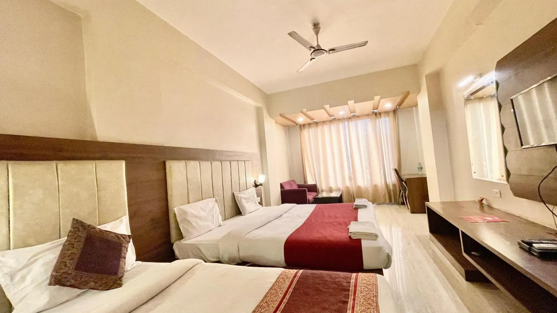 Hotel Rudraksh ! Varanasi ! होटल रुद्राक्ष - హోటల్ రుద్రాక్ష్ Fully-Air-Conditioned Hotel At Prime Location With Parking Availability, Near Kashi Vishwanath Temple, And Ganga Ghat 3 インド